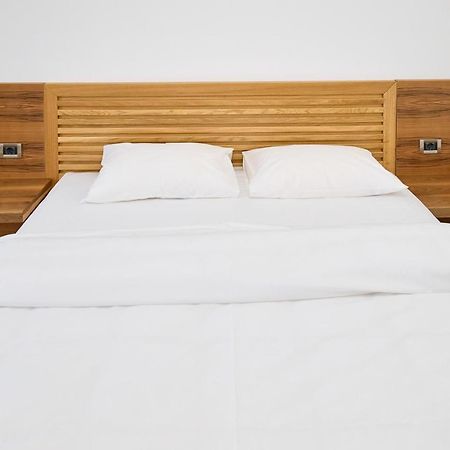 Hotel Eden 勒姆尼库瑟拉特 外观 照片