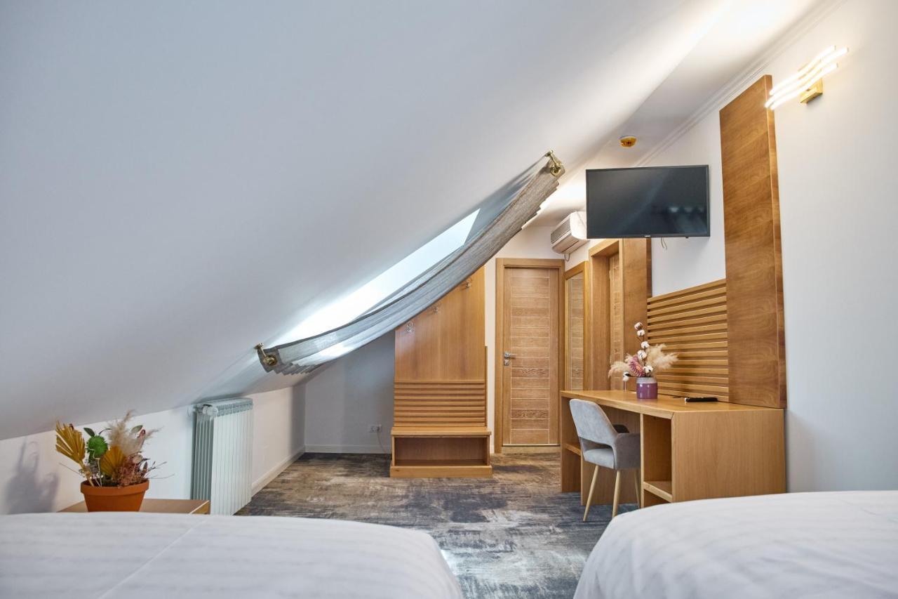 Hotel Eden 勒姆尼库瑟拉特 外观 照片