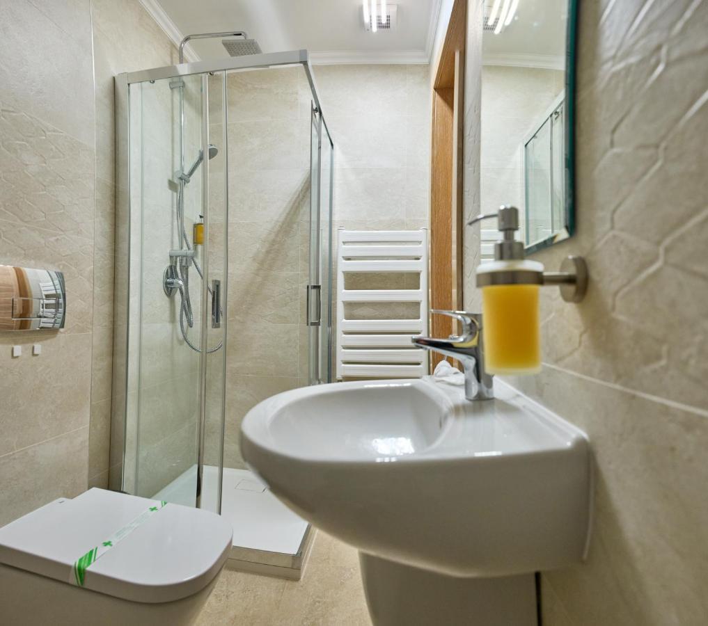 Hotel Eden 勒姆尼库瑟拉特 外观 照片
