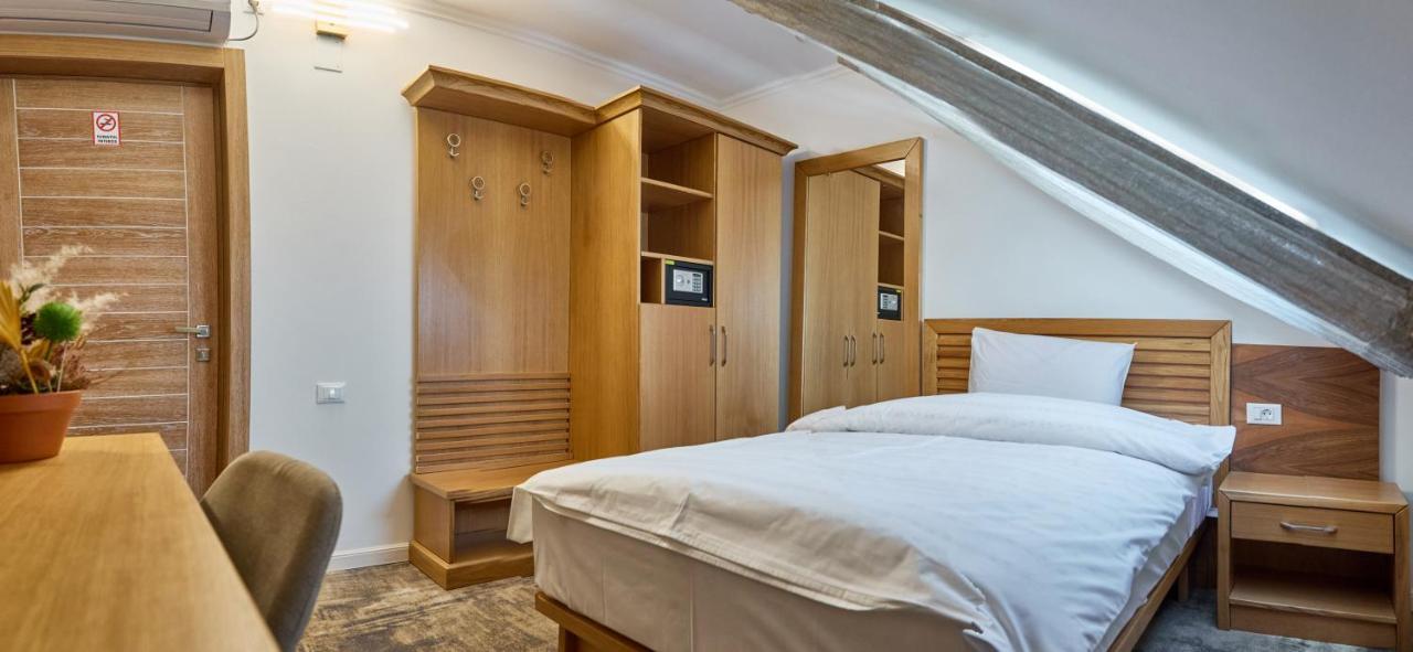Hotel Eden 勒姆尼库瑟拉特 外观 照片