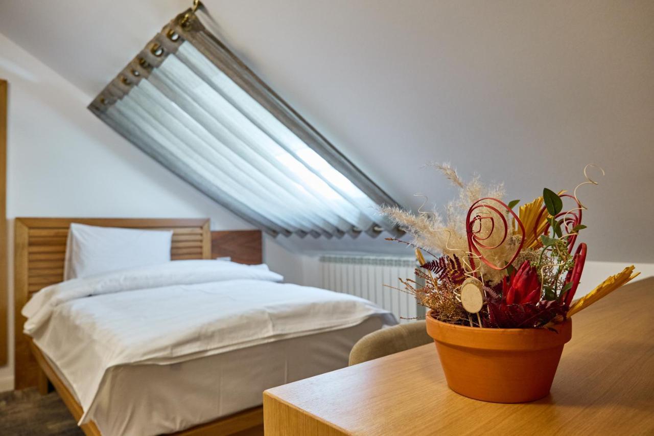 Hotel Eden 勒姆尼库瑟拉特 外观 照片