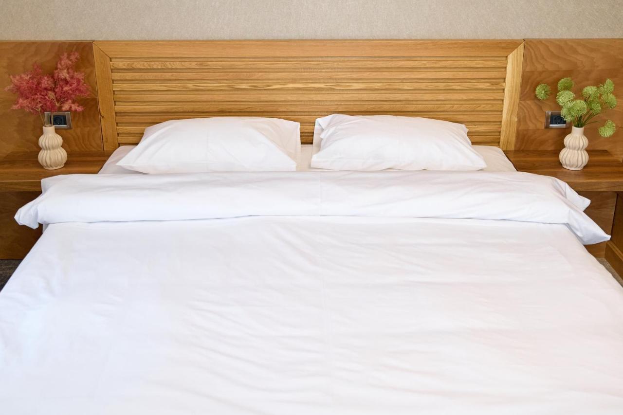 Hotel Eden 勒姆尼库瑟拉特 外观 照片