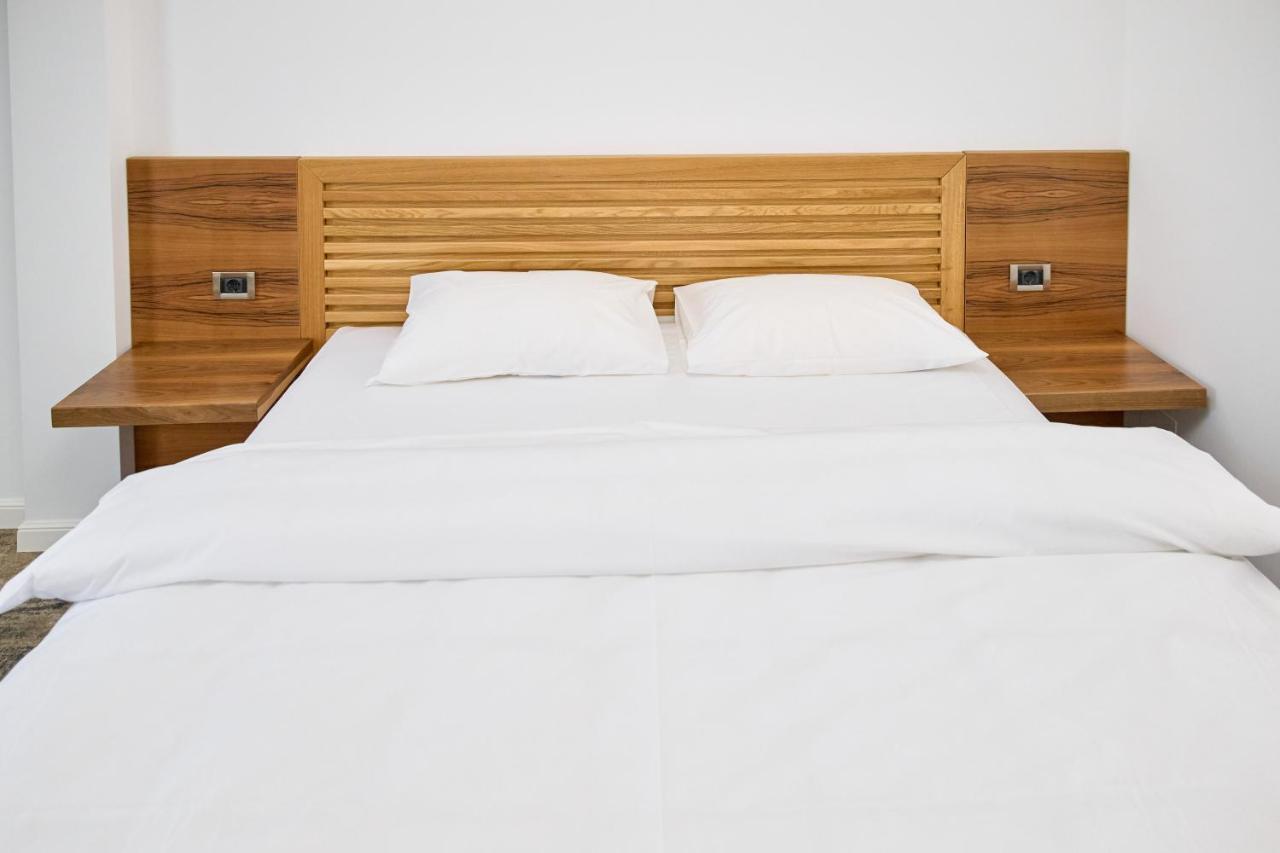 Hotel Eden 勒姆尼库瑟拉特 外观 照片