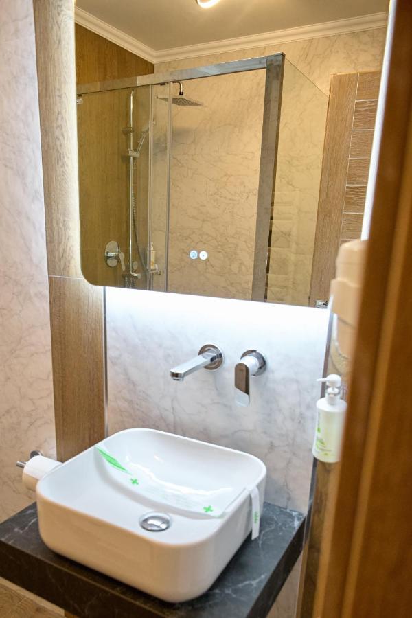 Hotel Eden 勒姆尼库瑟拉特 外观 照片
