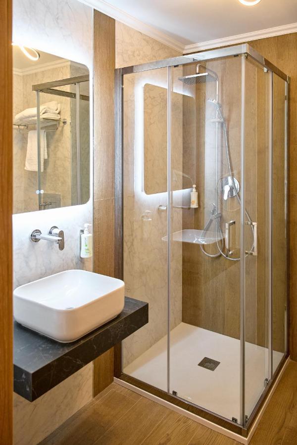 Hotel Eden 勒姆尼库瑟拉特 外观 照片