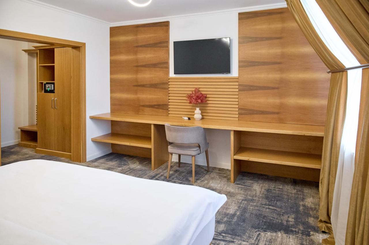 Hotel Eden 勒姆尼库瑟拉特 外观 照片
