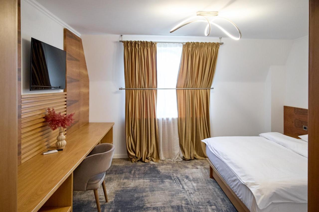 Hotel Eden 勒姆尼库瑟拉特 外观 照片