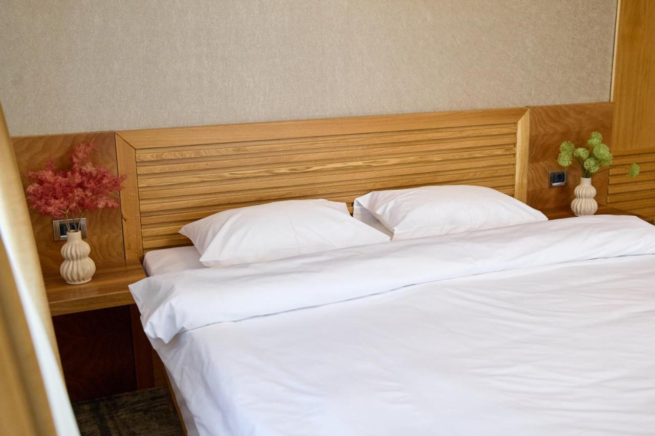 Hotel Eden 勒姆尼库瑟拉特 外观 照片