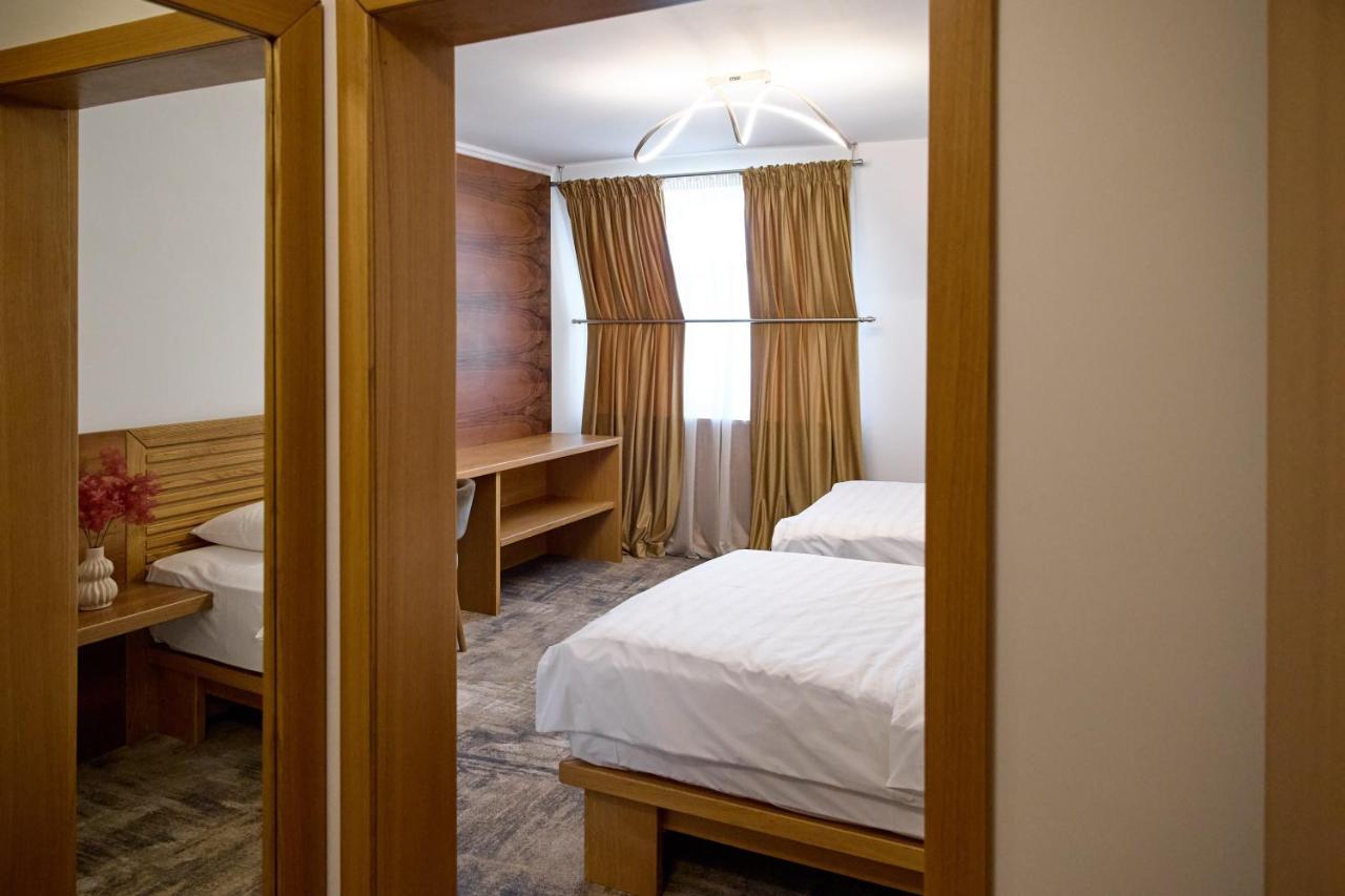 Hotel Eden 勒姆尼库瑟拉特 外观 照片