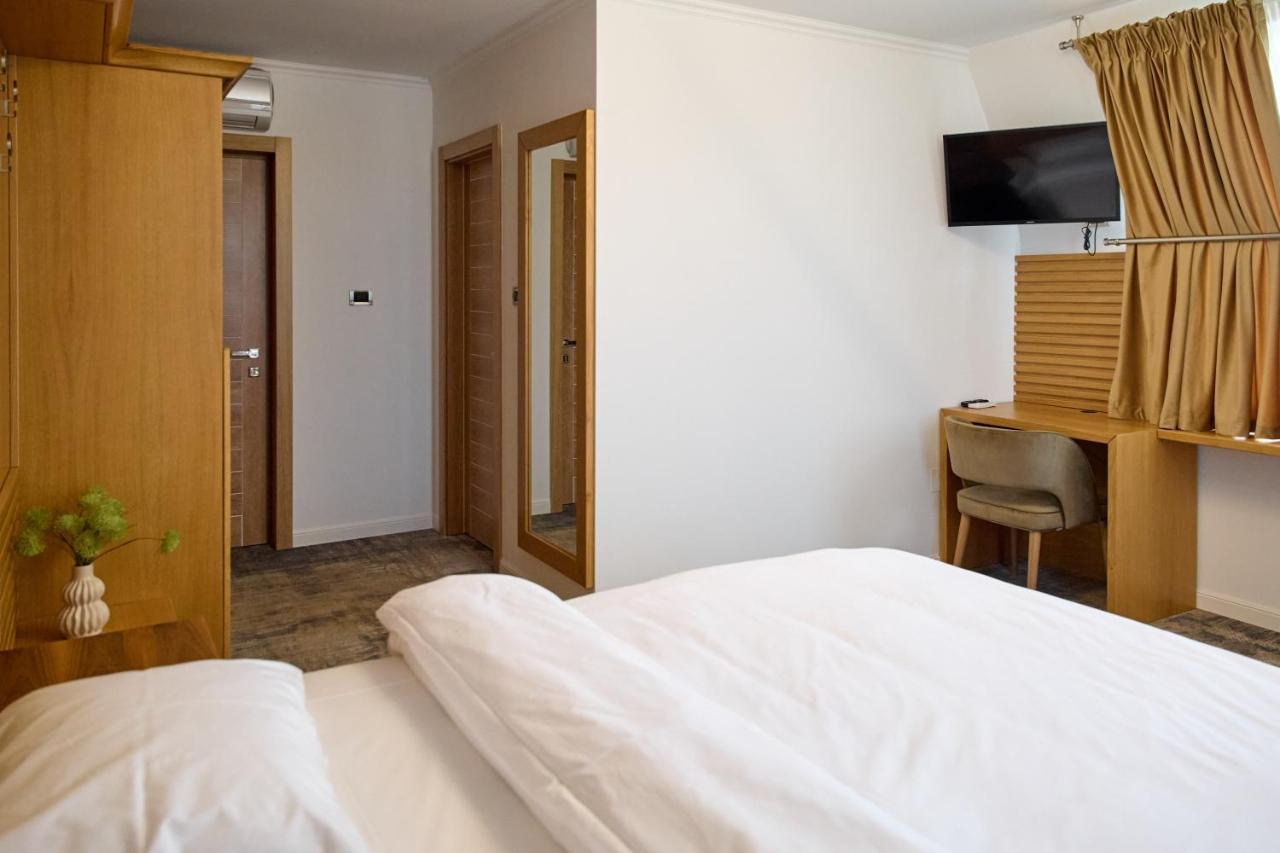 Hotel Eden 勒姆尼库瑟拉特 外观 照片