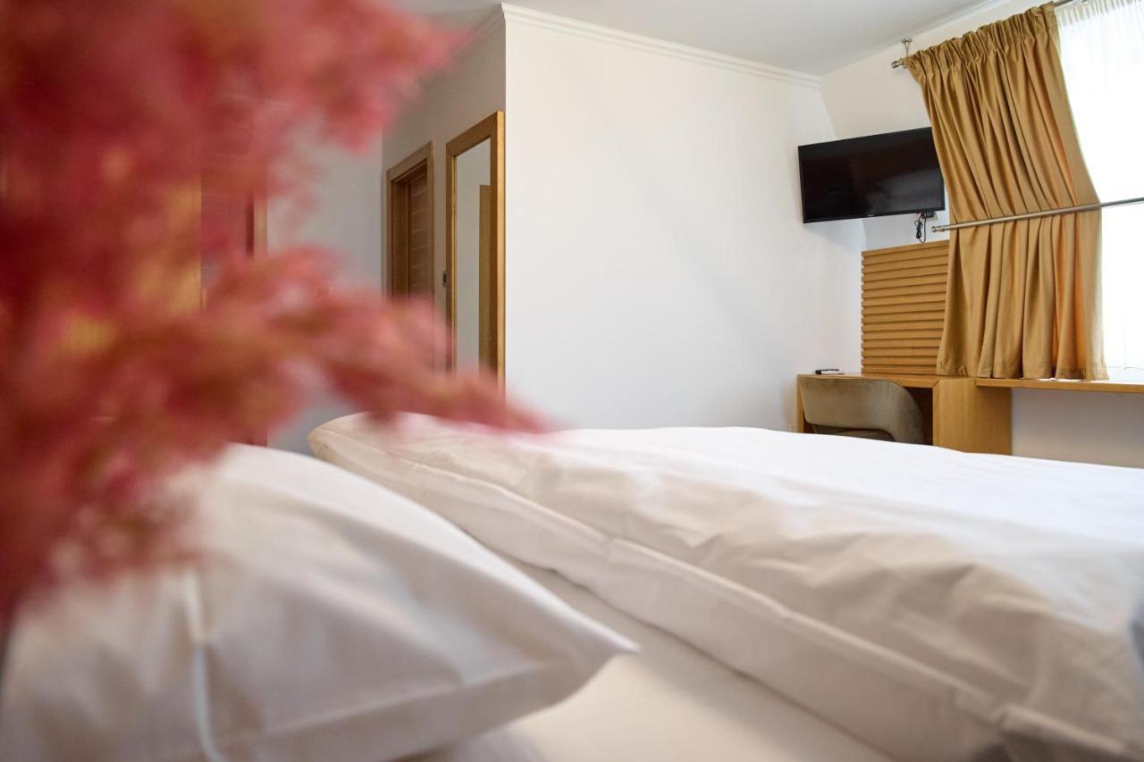 Hotel Eden 勒姆尼库瑟拉特 外观 照片