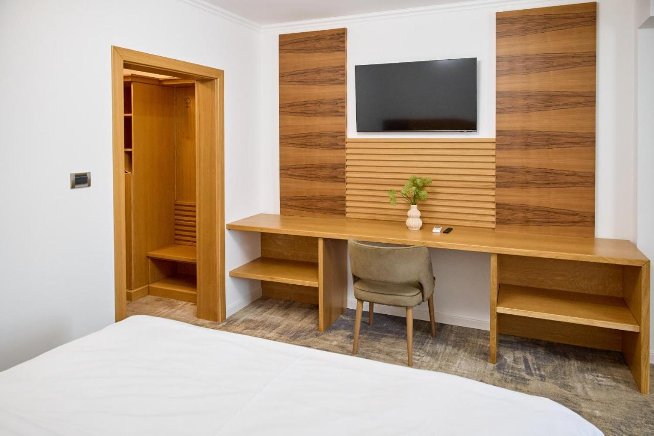 Hotel Eden 勒姆尼库瑟拉特 外观 照片