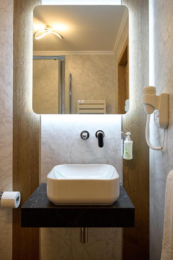 Hotel Eden 勒姆尼库瑟拉特 外观 照片