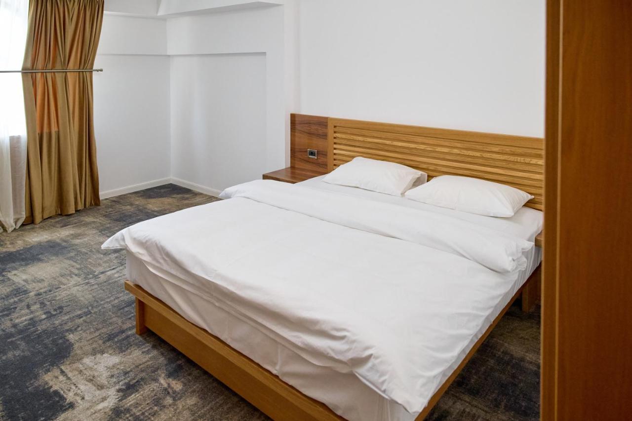Hotel Eden 勒姆尼库瑟拉特 外观 照片