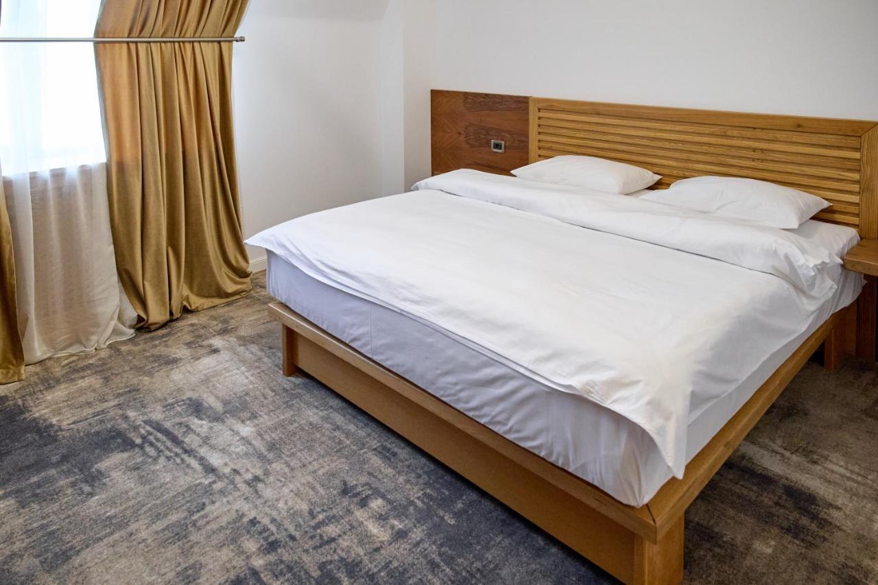 Hotel Eden 勒姆尼库瑟拉特 外观 照片