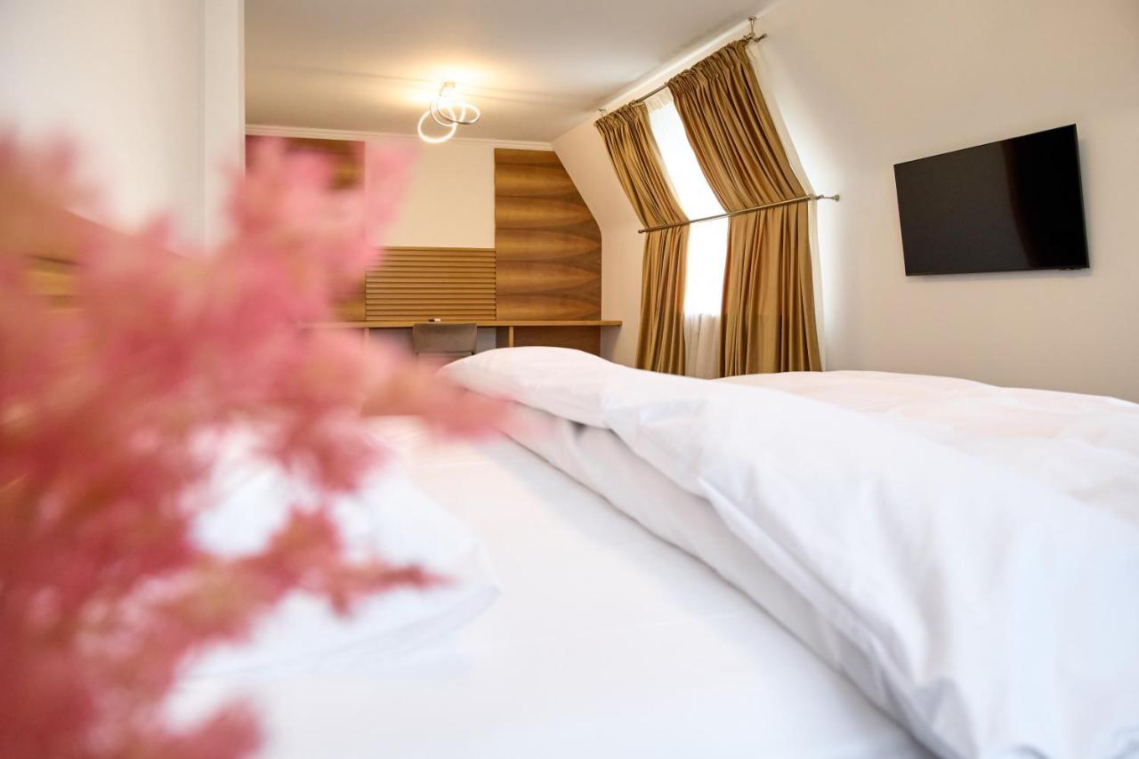 Hotel Eden 勒姆尼库瑟拉特 外观 照片