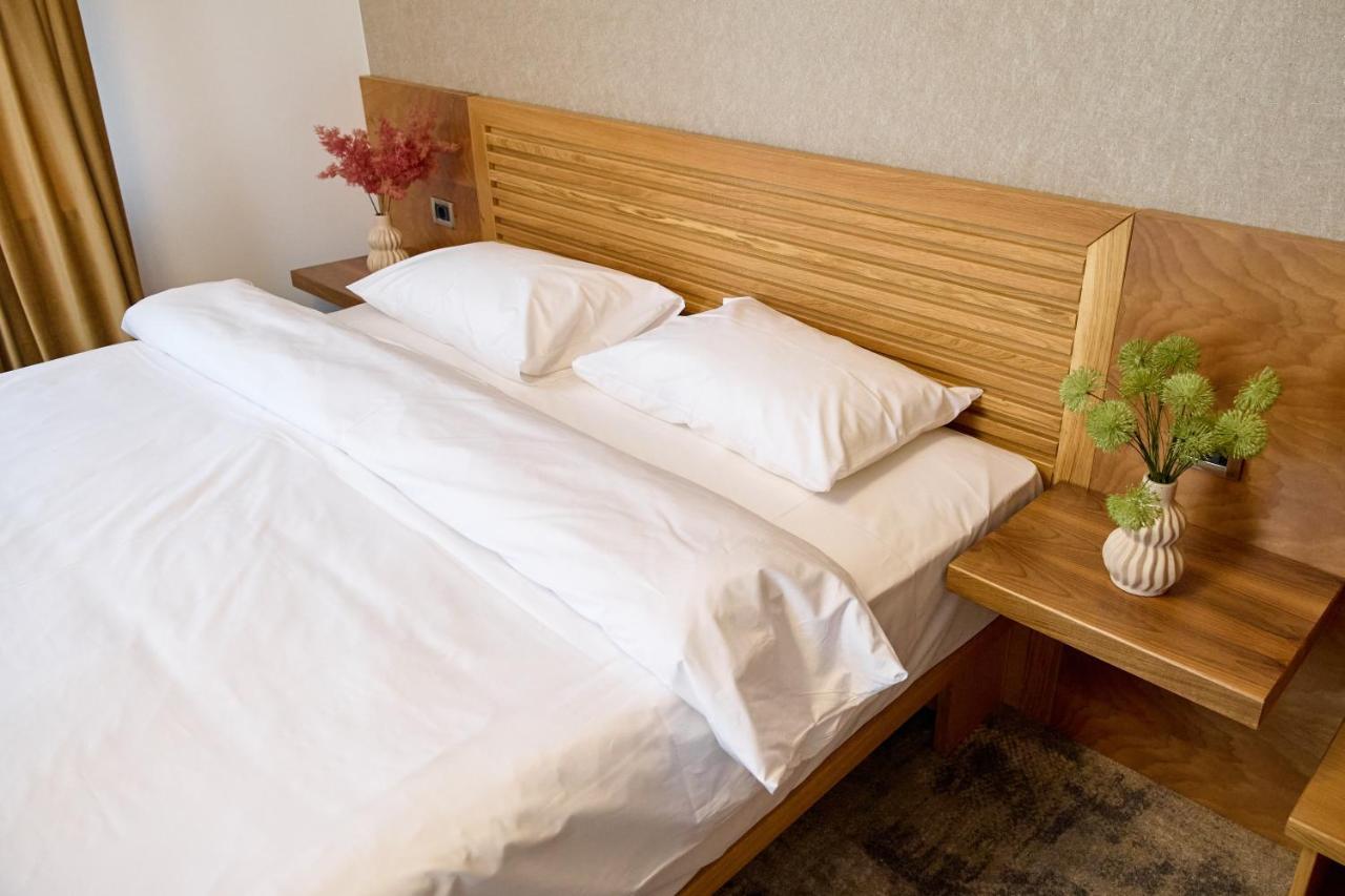 Hotel Eden 勒姆尼库瑟拉特 外观 照片
