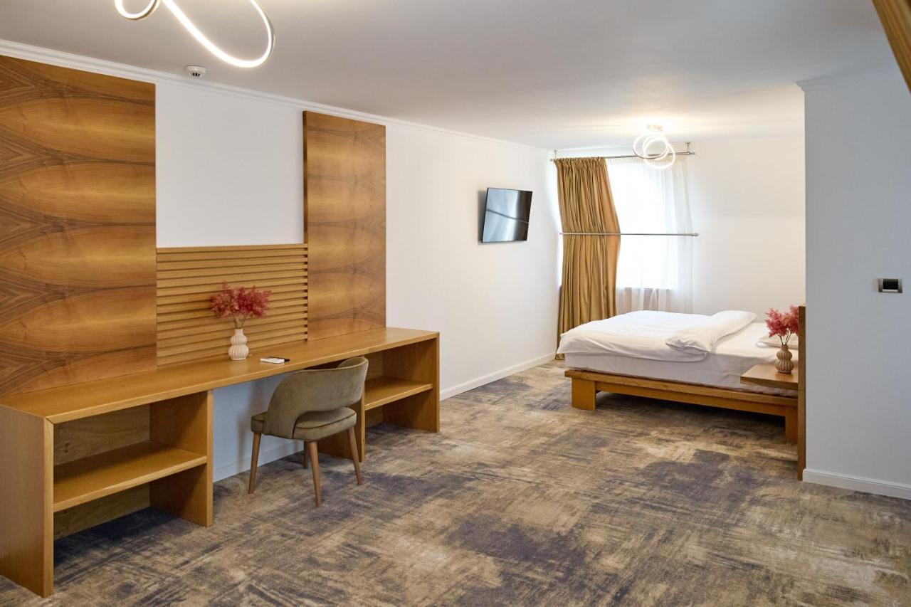 Hotel Eden 勒姆尼库瑟拉特 外观 照片